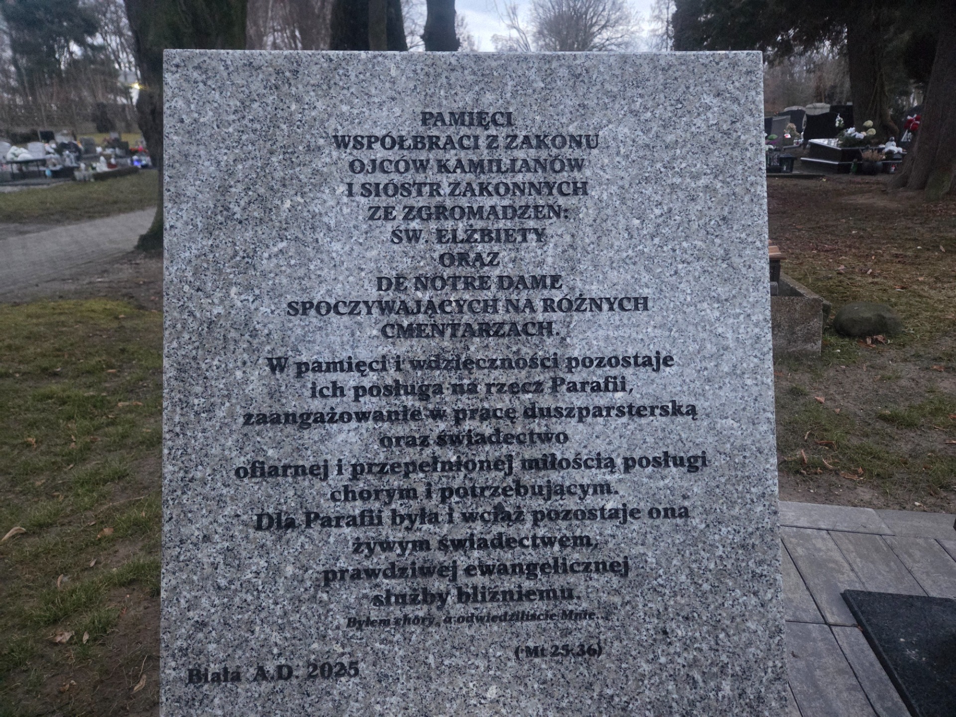 Biała Cmentarz Komunalny - Tablica pamięci w części cmentarza zakonnego Ojców Kamilianów