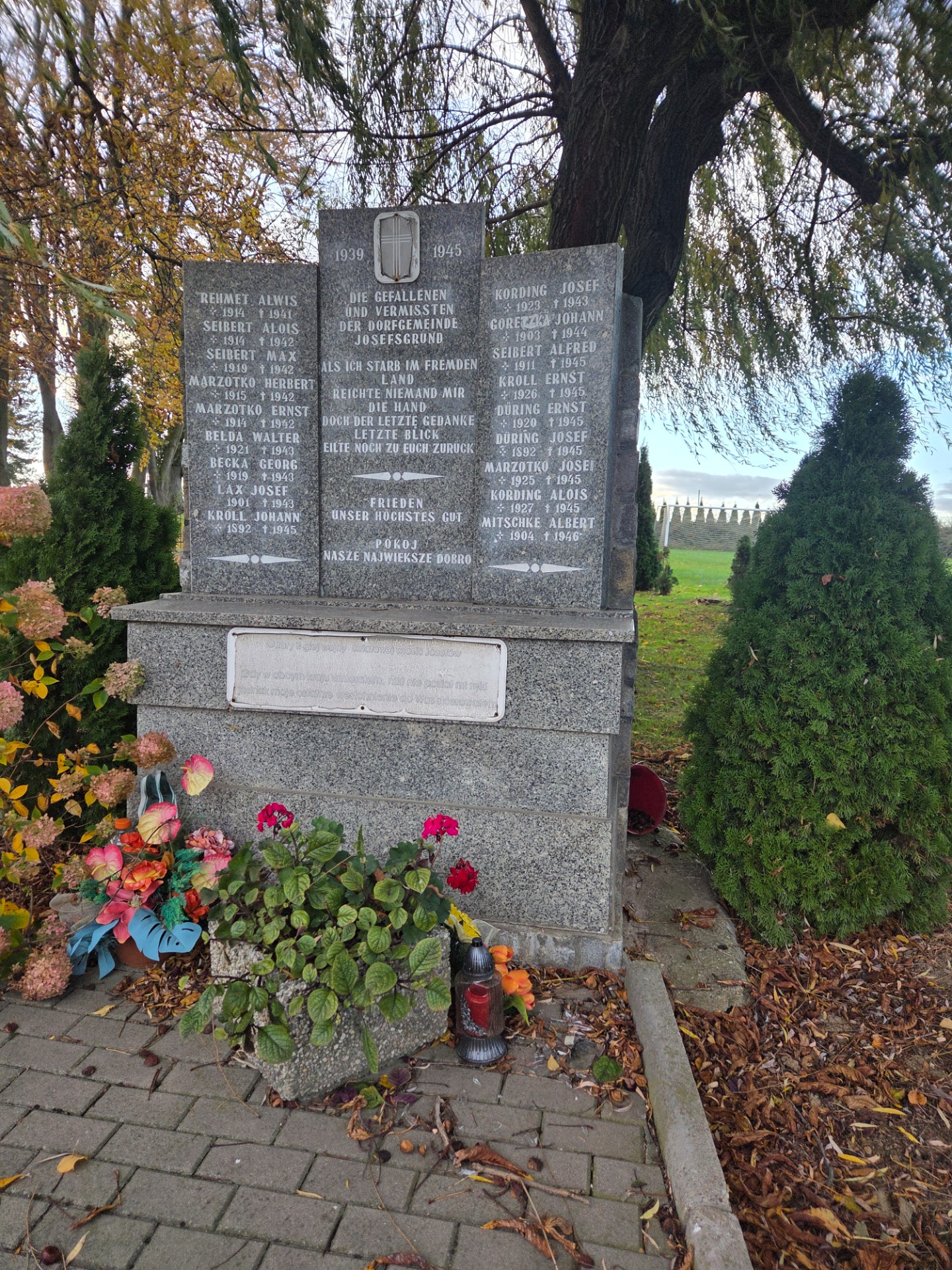 Józefów - Pomnik poległych i zaginionych z lat 1939 - 1945 (wejście na cmentarz)