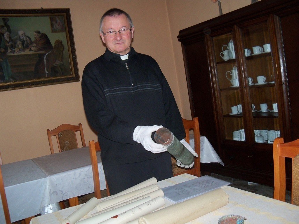 Tuba z Kuli Wieży Kościelnej z 1853r. Otwarcie kuli O. Franciszek Bieniek MI 20.09.2013r.